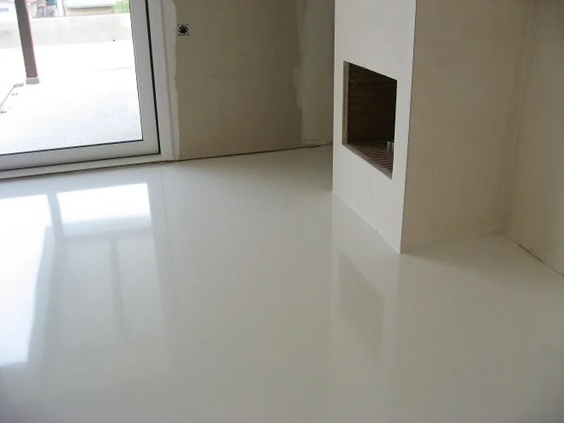 Weißer, glänzender MarmoreFlex-Boden in einer Wohnung an der Küste
